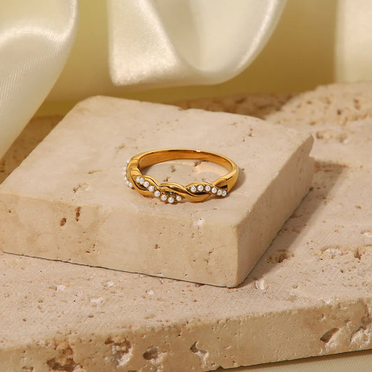 Lory Pearl Twine Ring